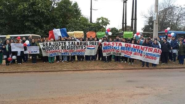 Salud: médicos de todo el país, en vigilia y “brazos caídos” por mejoras laborales - Nacionales - ABC Color