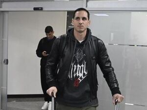 Fabián Balbuena y Roberto Jr. Fernández estaban en el vuelo que aterrizó de emergencia - Selección Paraguaya - ABC Color