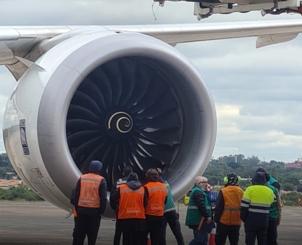 Avión realizó aterrizaje de emergencia en Aeropuerto Silvio Pettirossi tras impactar con ave