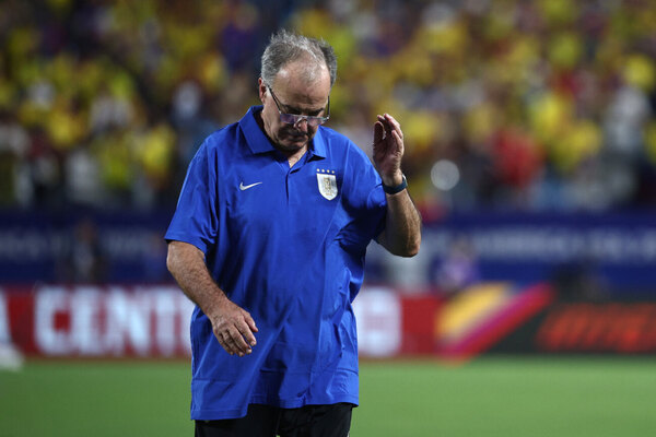 Versus / Bielsa explota: "Resulta que en el país del FIFAgate, ahora hay que culpar a los jugadores"