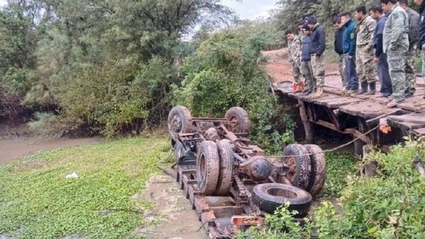 Un militar fallecido y otros siete heridos tras caída de camión de precario puente en Lagerenza