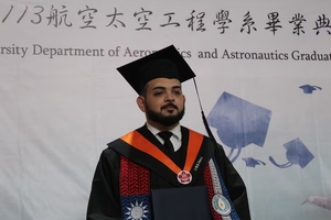 PARAGUAYO SE ENAMORÓ DEL CIELO HACE DIEZ AÑOS Y AHORA SE GRADUÓ DE INGENIERO AEROESPACIAL - Itapúa Noticias