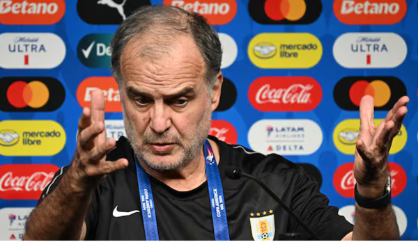 Bielsa defendió a los jugadores de la selección uruguaya tras la pelea en la tribuna