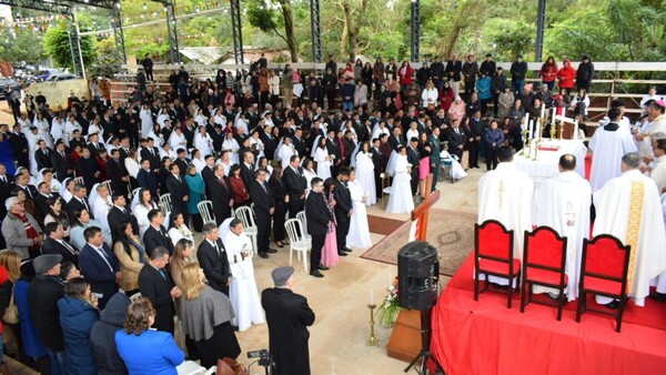 Unas 57 parejas se juran amor eterno en emotiva boda comunitaria en Villarrica