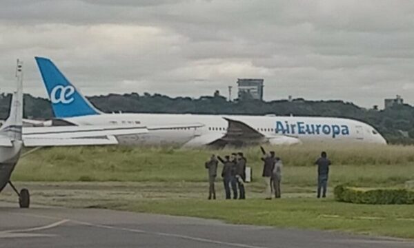 Esto es lo que dijeron otros pasajeros del avión que tuvo un aterrizaje forzoso