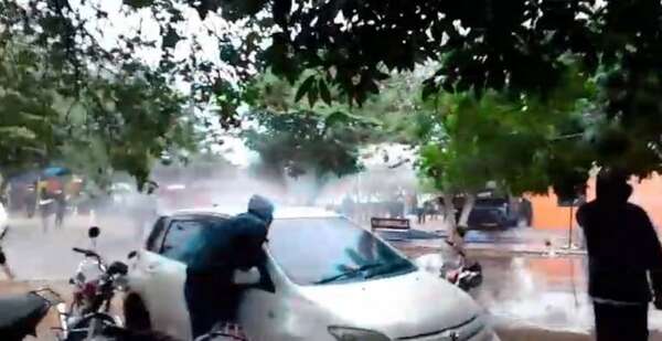 Video: manifestantes y policías heridos en Arroyito tras enfrentamiento en la municipalidad - Policiales - ABC Color