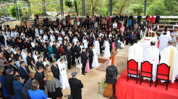 ¡57 parejas se juran amor eterno en Villarrica!