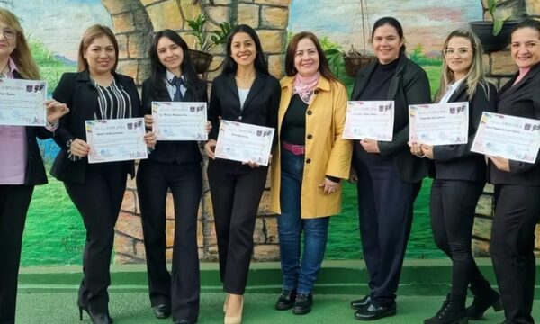 Entregan certificados a egresados del primer módulo del Diplomado en Educación Artística