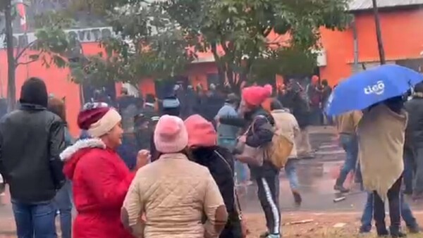 Manifestación en la Municipalidad de Arroyito deja heridos y detenidos