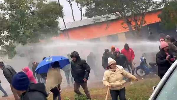 Bolonki entre manifestantes y policías en Arroyito deja heridos como avei detenidos