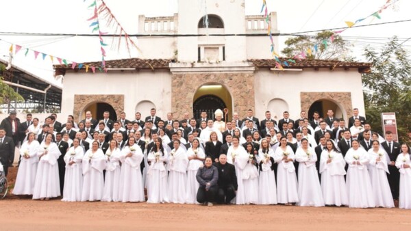 En emotiva boda comunitaria, 56 parejas se casaron en Villarrica
