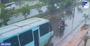 Bus atropelló a una motociclista por culpa de un perro suelto - Noticias Paraguay