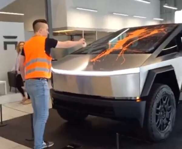 Video: activistas manchan de pintura un Cybertruck en concesionario de Tesla en Hamburgo - Mundo - ABC Color
