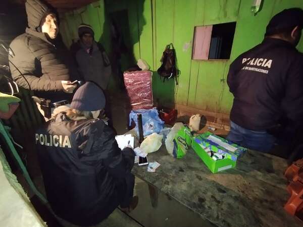 Dos detenidos y evidencias incautadas en allanamientos realizados en Alto Verá - Policiales - ABC Color