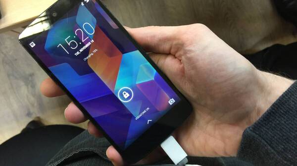 Siguen buscando a dueños de 175 celulares incautados durante allanamiento en un hotel - ADN Digital