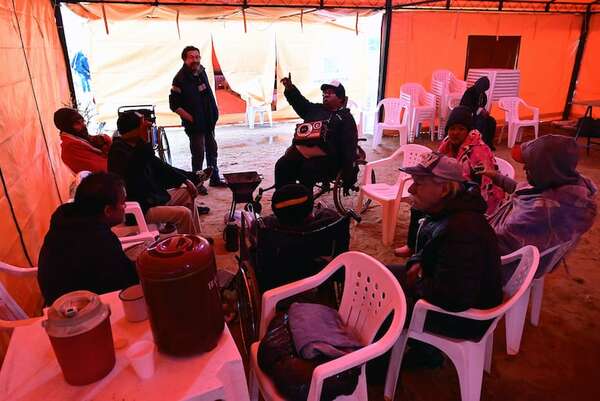 Frío intenso continúa y SEN amplió su albergue, mientras indígenas permanecen frente al Indi - Nacionales - ABC Color