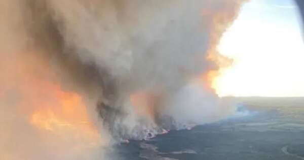La Nación / Más de 9.000 personas dejan sus casas en Canadá por incendio forestal