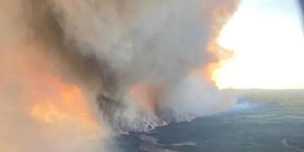 Más de 9.000 personas dejan sus casas en Canadá por incendio forestal