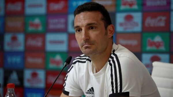 Scaloni y 'Dibu' Martínez respaldan a los jugadores uruguayos y a Bielsa