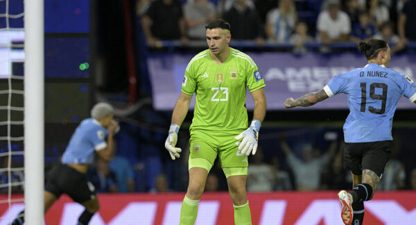 Versus / 'Dibu' Martínez defendió a los jugadores uruguayos
