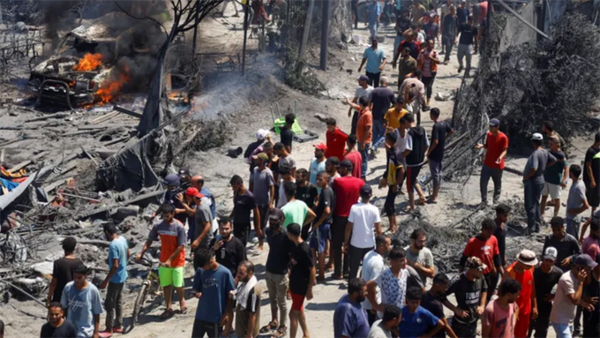 Hamás acusa al ejército israelí de matar a 71 personas en un ataque contra una zona humanitaria de Gaza