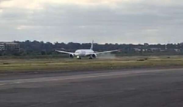 El viejo aeropuerto se cae a pedazos, Dinac, mientras, solo promete mejoras - Economía - ABC Color