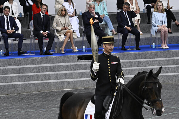 Versus / París acoge la llama olímpica el 14 de julio, día de la fiesta nacional de Francia