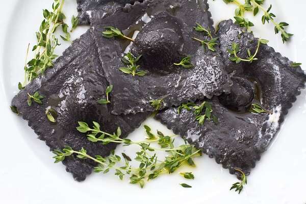Pastas de fin de semana a todo lujo: ravioles negros de salmón con salsa de portobellos - Gastronomía - ABC Color