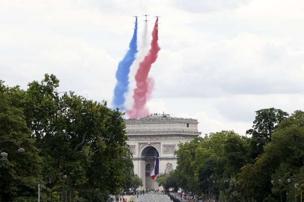 Francia celebra su Fiesta Nacional en inestabilidad política - ADN Digital