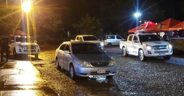 La Nación / Enfrentamiento entre policías y delincuentes, robo de vehículo y patrullera dañada