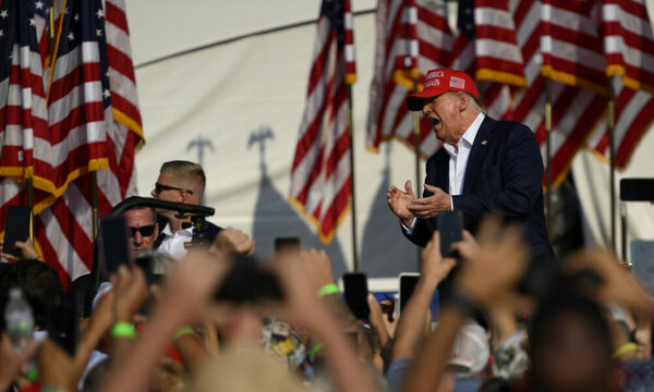 Una imagen única muestra la bala a milímetros de Trump
