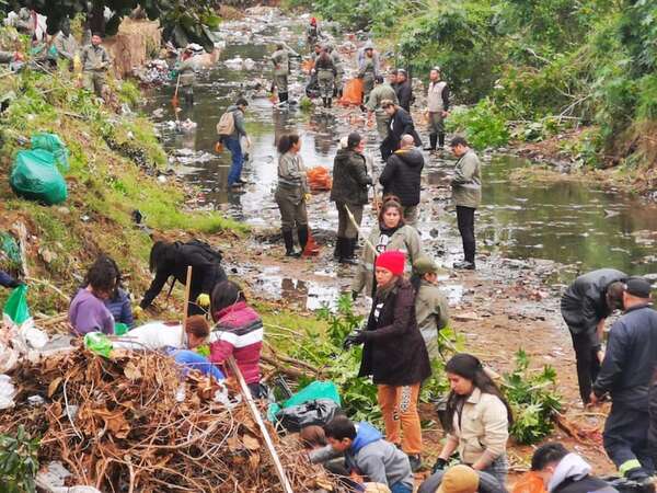 Contaminación masiva en arroyo de Asunción: vecinos e influencers realizan limpieza  - Nacionales - ABC Color