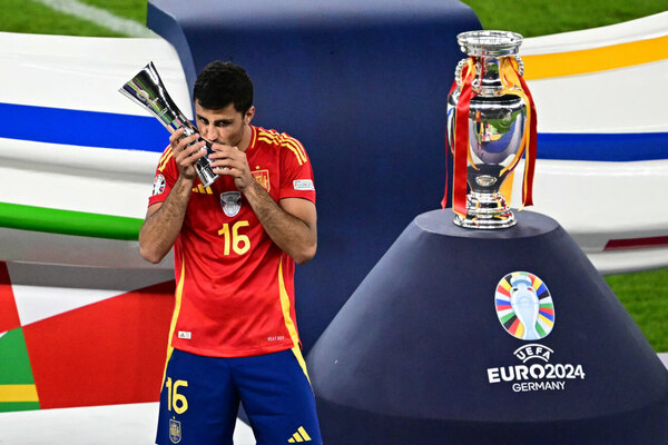 Versus / Rodri fue elegido como el "Mejor Jugador de la Eurocopa-2024"