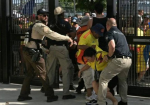 (VIDEO).  Colombianos causan incidentes en el ingreso al estadio  donde se jugará la final de la Copa América
