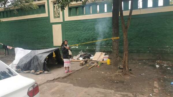 Indígenas apostados frente al INDI exigen asistencia y atención por parte del Estado - Nacionales - ABC Color