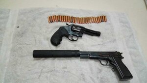 Pistola con silenciador y un revólver hallados en la celda de un miembro del PCC en cárcel de Coronel Oviedo