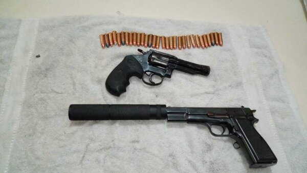 Pistola con silenciador y un revólver hallados en la celda de un miembro del PCC en cárcel de Coronel Oviedo