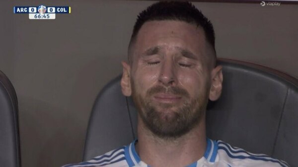 Versus / Destrozado y llorando: Messi salió lesionado en la final de la Copa América