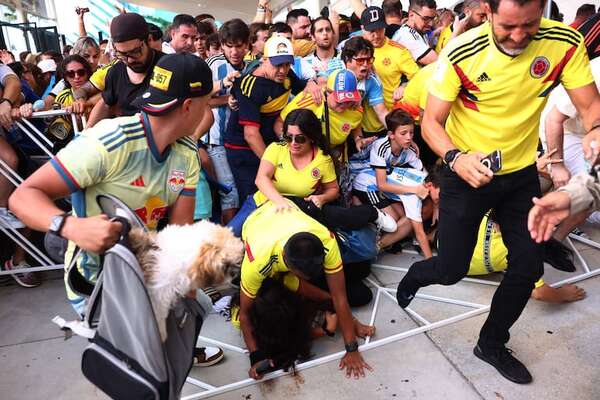 Una bochornosa organización en la final que pudo haber terminado en tragedia - Fútbol Internacional - ABC Color