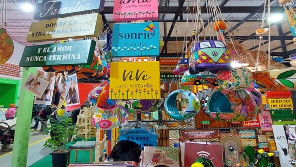 Creaciones llamativas y novedosas exhiben los emprendedores