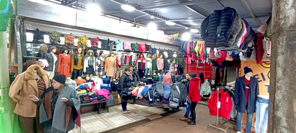 Bajas temperaturas impulsan ventas en el microcentro de Ciudad del Este - La Clave
