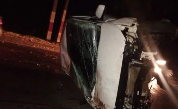 Joven y su hijo de 4 años sufrieron lesiones tras vuelco