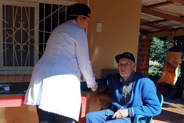 Pacientes crónicos o en situaciones de emergencia reciben servicio médico domiciliario en Itapúa