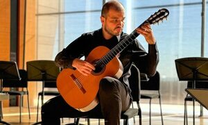 [VIDEO] ¡Guitarrista paraguayo está a pasos de posar para famosa revista!