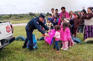 Policías abrigan a niños de un asentamiento ante el frío •