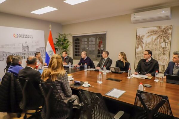 Consejo Nacional de Alimentación Escolar sesionó en Mburuvicha Róga con el presidente Santiago Peña - El Trueno