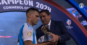 Versus / Robert Harrison entregó un premio en la final y...¿arregló con Gustavo Alfaro en Miami?