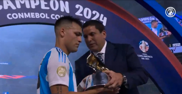 Versus / Robert Harrison entregó un premio en la final y...¿arregló con Gustavo Alfaro en Miami?