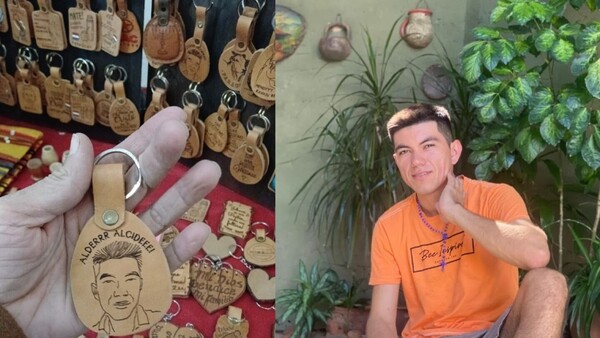A full se venden los llaveros y otros chiches de Alder Alcides en la EXPO