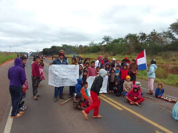Indígenas cierran ruta para exigir asistencia del Gobierno - Nacionales - ABC Color